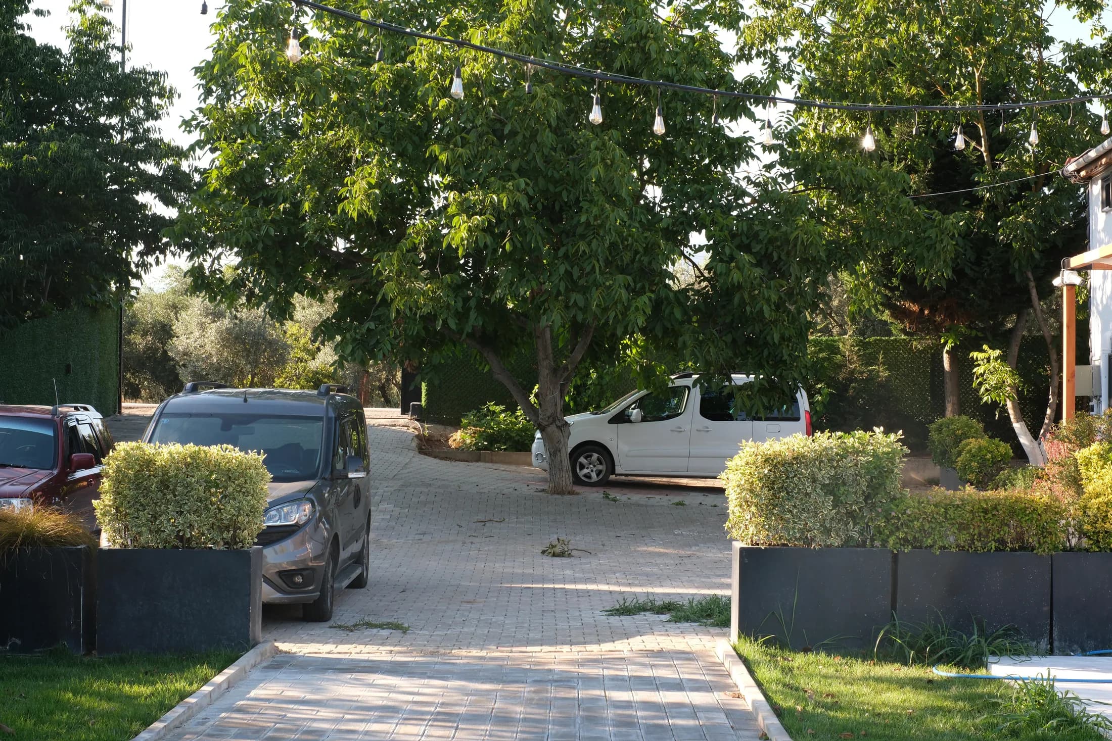 Alfa Garden giriş ve otopark alanı