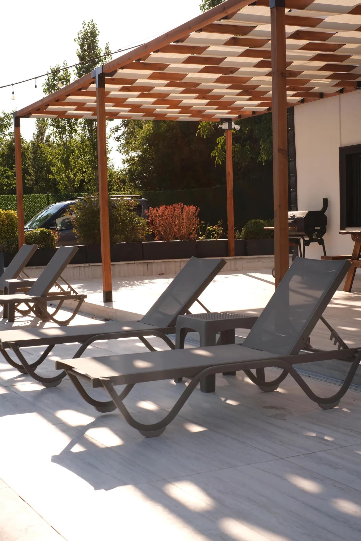 Ağaç gölgesinde Alfa Garden şezlong alanı