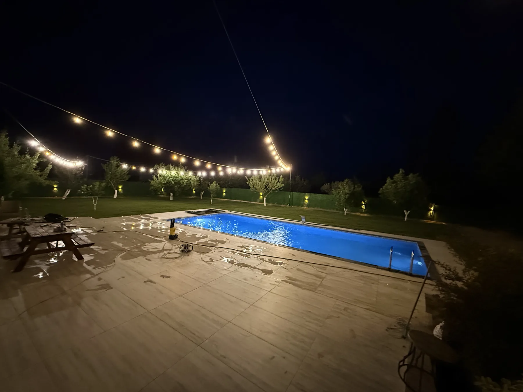 Gece havuz alanı