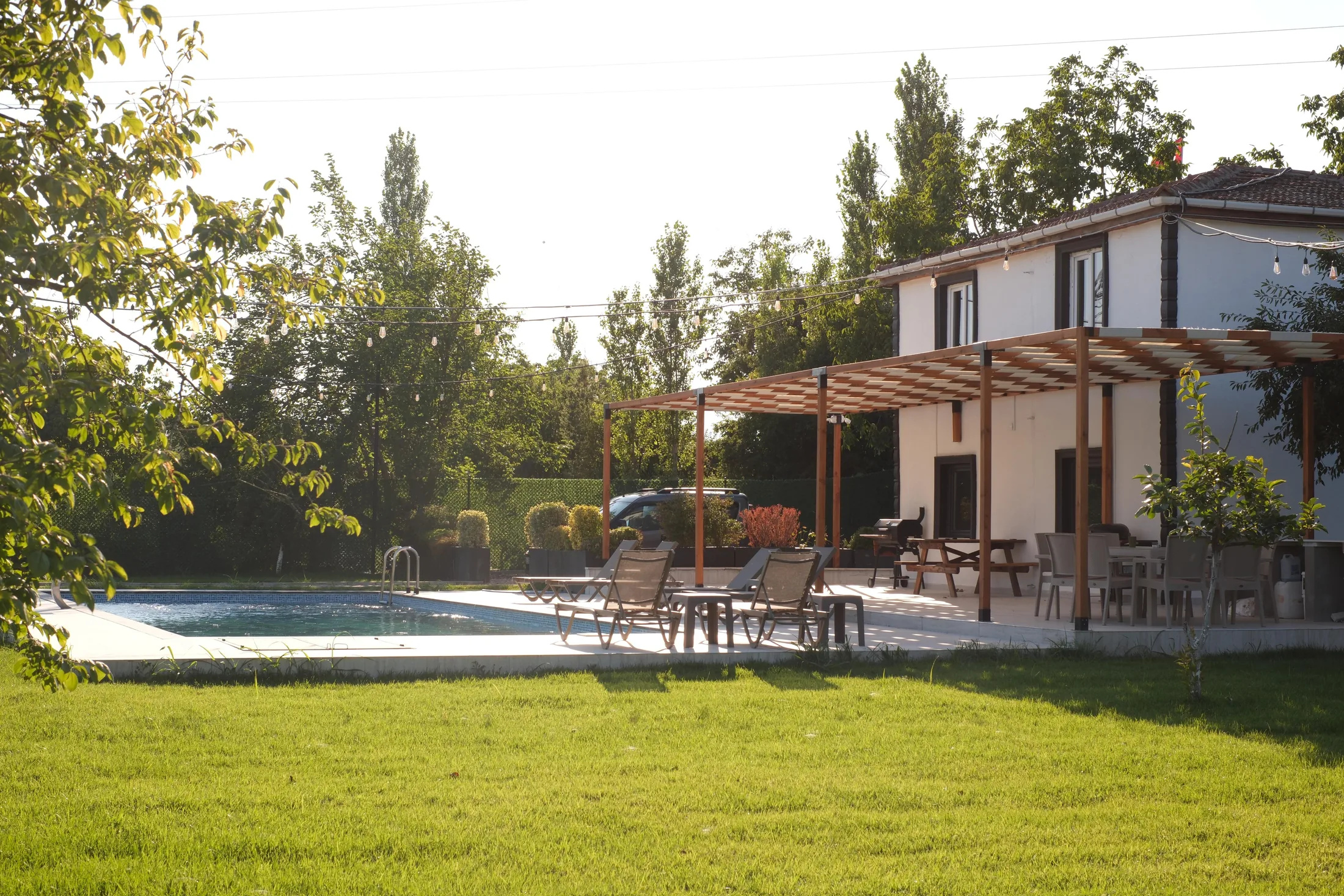 Alfa Garden geniş bahçe, havuz ve konaklama alanı
